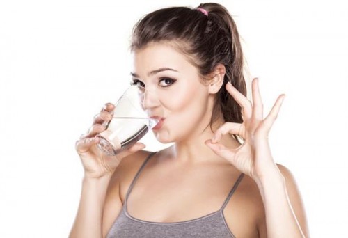 Drinking a glass of water before eating can help you feel full quicker and this, with less food.